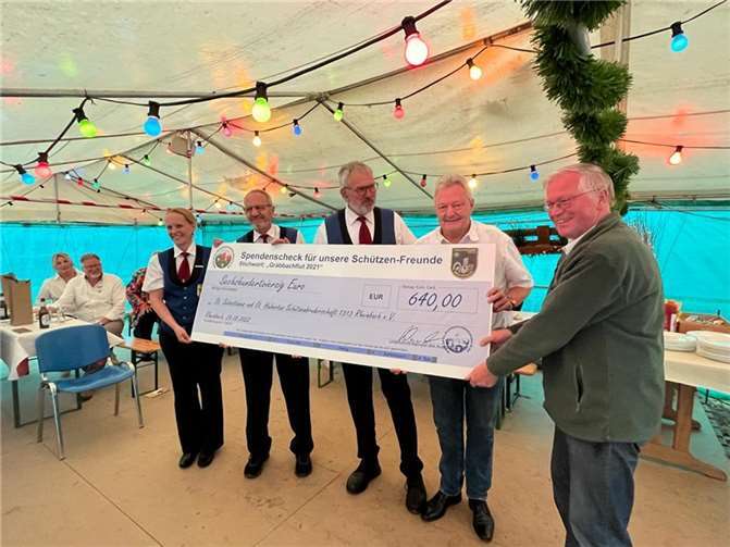 Am Ende der Mitgliederversammlung durfte der 1. Vorsitzende des Spielmannszugs dem Brudermeister der Rheinbacher Schützenbruderschaft noch einen Scheck überreichen, da diese bei der Flut 2021 erhebliche Verluste erlitten haben. Fotos: privat