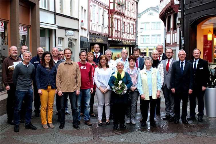 Am Ende der Mittelstraße stellten sich die Mehrfachspender um Klara Adams zum Gruppenbild auf. -DL-