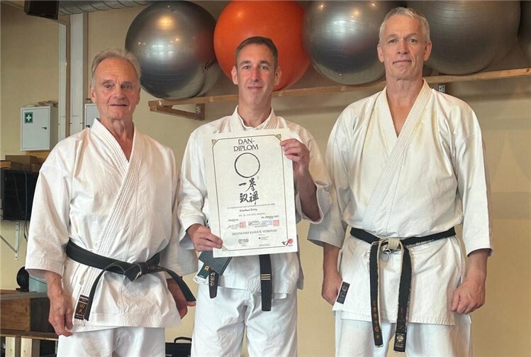 Am Ende der Prüfung überreichten die Prüfer die Urkunden an die erfolgreichen Karateka. Foto: privat