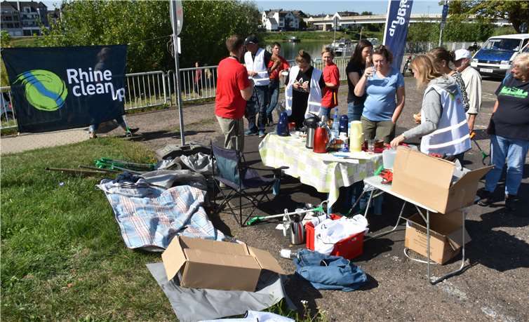 Am Ende der Rhinecleanup Aktion gab es eine kleine Abschlussfeier mit Kaffee Kuchen und mehr. Fotos: HEP