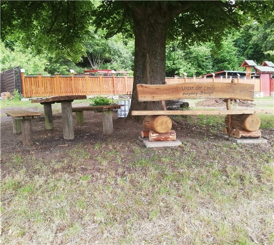 Am Ende der Ringstraße (unter der Linde) steht seit vorletzter Woche eine neue Sitzbank. Diese wurde von Helmut Simon und Hans Jürgen Görg gebaut. Außerdem wurde die vorhandene Sitzgruppe renoviert. Vielen Dank an die beiden.Andreas Strüder, Ortsbürgermeister