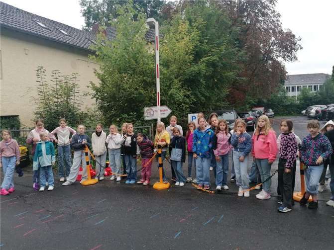 Am Ende der Schulung war allen Fünftklässlerinnen die Bedeutung und Reichweite des Appells „Achtung Auto!“ klarer.  Foto: privat