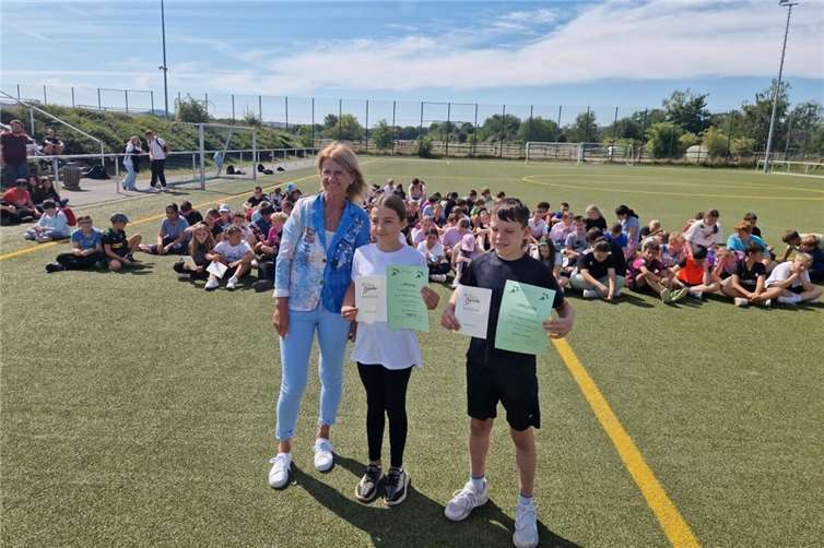 Am Ende der Siegerehrung gab es dann auch noch Urkunden für das jahrgangsbeste Mädchen, Mylana Tskhvadza (971 Punkte) und den besten Jungen, Lion Radermacher (914 Punkte). Foto: Linda Pfannschmidt