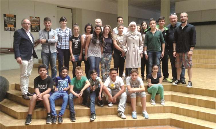 Am Ende der Sommerferiensprachkurse in der St. Thomas Realschule plus besuchte Oberbürgermeister Achim Hütten zusammen mit dem stellvertretenden Schulleiter Martin Leupold und VHS Geschäftsführer Günter von Blohn die lerneifrigen Gruppen. privat