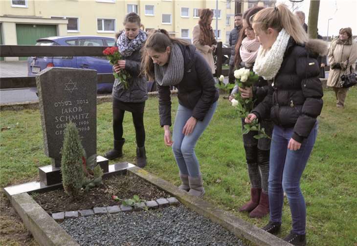 Am Ende der Veranstaltung legten Schülerinnen Rosen auf die Gräber.