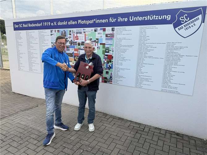 Am Ende der Versammlung verabschiedete der Vorsitzende Klaus Unkelbach den bisherigen Kassenwart Herman Josef Balas einem Weinpräsent für seine geleistete Vereinsarbeit.  Foto: privat