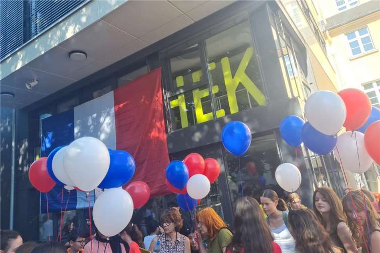 Am Ende der ersten großen Pause stiegen Ballons mit Friedensbotschaften in den Frankreichfarben gen Sonnenhimmel.  Fotos: Nina Balitout