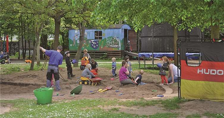 Am Ende der großen Gartenaktion steht immer die Freude über das gemeinsam Geschaffte.privat