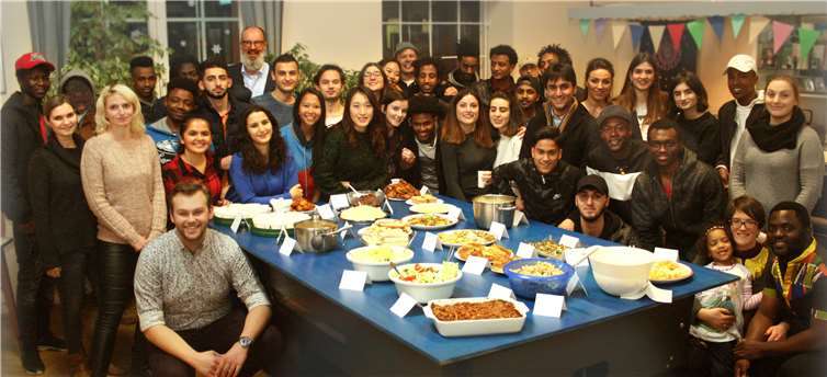 Am Ende des Abends konnten die rund 60 Studenten und Flüchtlinge ein vielfältiges internationales und selbst gekochtes Buffet genießen.Privat