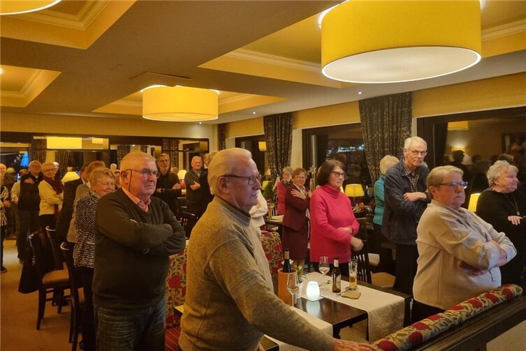 Am Ende des Abends waren sich alle Anwesenden einig: Die Weihnachtsfeier von plus/minus 60 aktiv e.V. bot eine gelungene Mischung aus Gemeinschaft, Unterhaltung und leckerem Essen. Foto: Helmut Kaiser