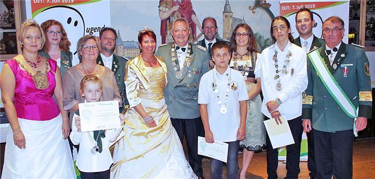 Am Ende des Bezirksschützenfest des Voreifel in der Schützenhalle Villiprott stellten sich die neuen Bezirksweisheiten zum Siegerfoto.