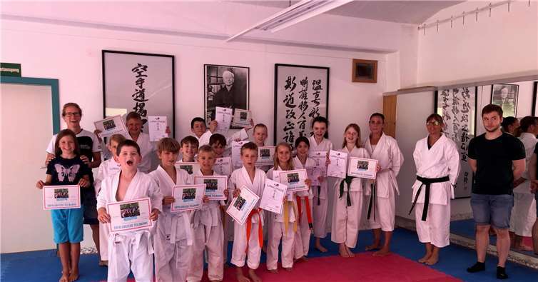 Am Ende des Camps wartete noch die Gürtelprüfung, die aber alle Prüflinge bestanden.Foto: privat