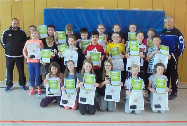 Am Ende des Fußballtages wartete eine Überraschung auf die Schülerinnen und Schüler. Alle Teilnehmenden erhielten eine Urkunde sowie einen Turnbeutel. privat