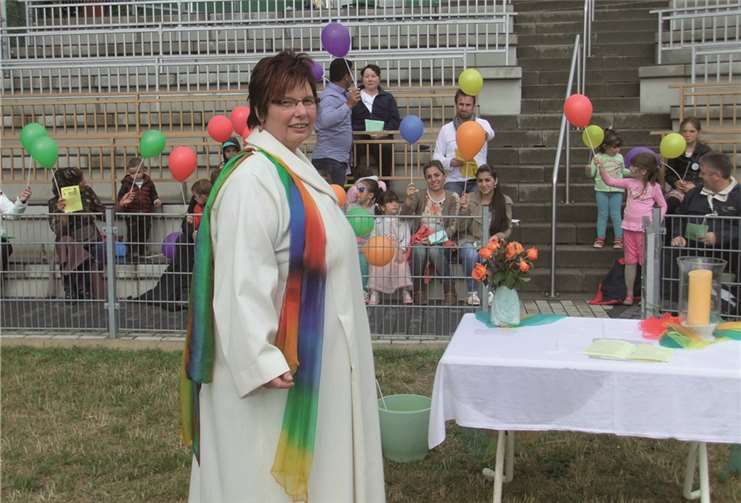 Am Ende des Gottesdienstes überreichte Gemeindereferentin Gabriele Franz allen Kindern einen Luftballon.privat