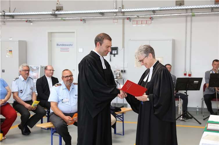 Am Ende des Gottesdienstes wurde Tim Mahle von der Leitenden Militärdekanin Petra Reitz mit Gottes Segen aus seinem Amt verabschiedet.  Foto: Andreas Weidner