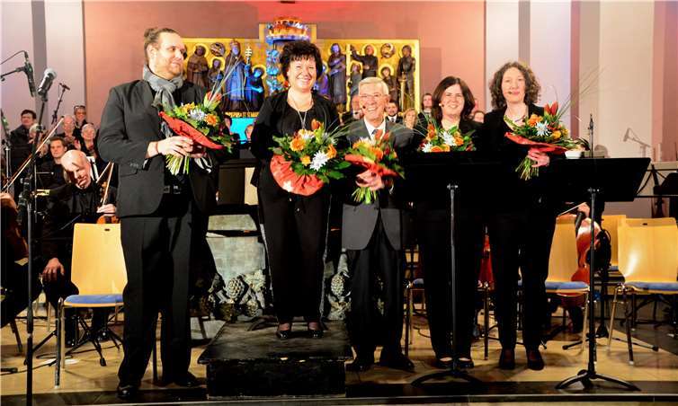 Am Ende des Konzerts Fabian Glück, die Chorleiterin mit den drei SprecherInnen.