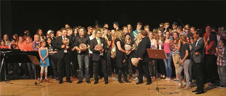 Am Ende des Konzerts präsentierte sich das gesamte Ensemble mit Schulleiter Stefan Schwarzer.privat