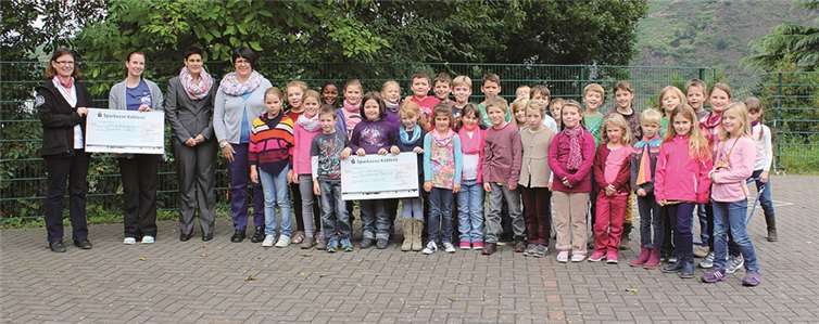 Am Ende des Tages der offenen Tür in der Praxis Physiotherapie Weißelberg kamen 300 Euro zusammen, welche der Grundschule Dieblich und dem Heimatverein zugutekommen.Privat