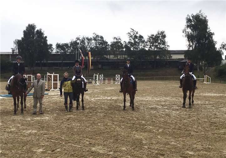 Am Ende des Tages ergatterten die Besucher noch einen schönen Schnappschuss mit der Siegerin und den Platzierten des L-Springens, dem Richter Weinand und der zweiten Vorsitzenden Carolin Geier.Foto: Reiterverein Andernach e.V.