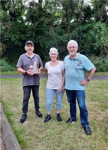 Am Ende des Turniers über vier Runden konnte die Mannschaft des Männergesangsvereins Maifeldgruß 1923 e.V. mit Gerd Hendges, Gertrud und Bernhard Weinand den Wanderpokal in Empfang nehmen.