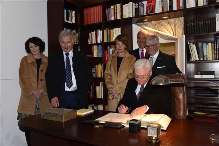 Am Ende des Unkel-Besuches trugen sich die Präsidenten und ihre Gattinnen ins Goldene Buch der Stadt Unkel ein. Stilgerecht im nachgebauten Arbeitszimmer Willy Brandts im gleichnamigen Forum. Hintere Reihe v.l.: Verbandsbürgermeister Karsten Fehr und Stadtbürgermeister Gerhard Hausen.