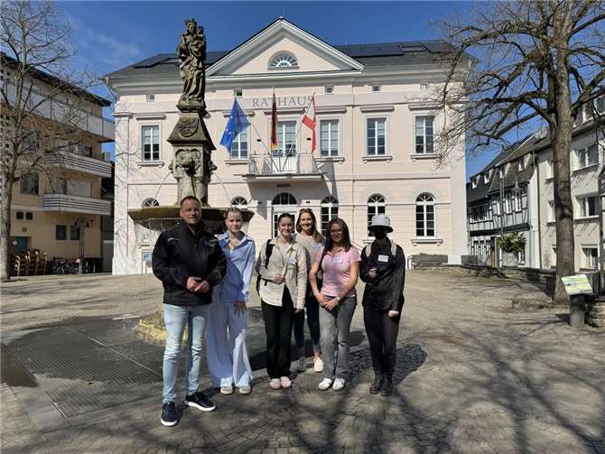 Vier Mädchen schlüpfen für einen Tag in die Rolle der Bürgermeisterin Am Ende des ereignisreichen Tages war klar: Die Mädchen hatten nicht nur viel gelernt, sondern auch jede Menge Spaß. Foto: Cathrin Robbel