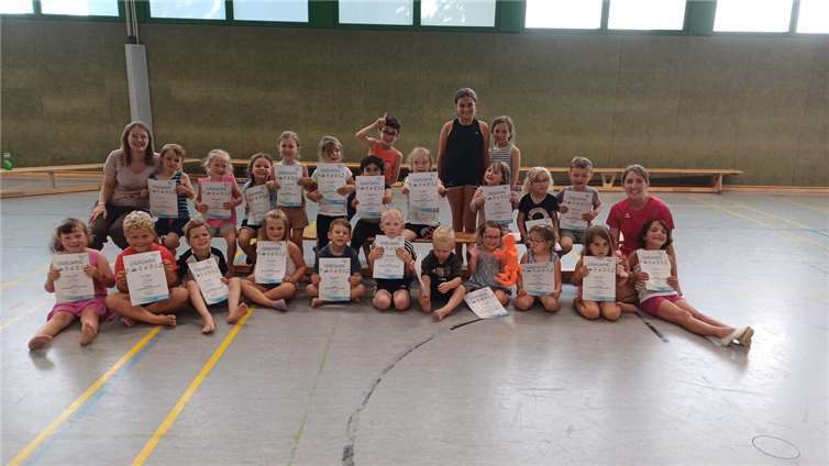 Am Ende des sportlichen Nachmittags nahm jedes Kind voller Stolz seine Urkunde entgegen. Foto: privat