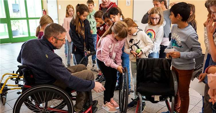 Am Ende durften die Schüler und Schülerinnen Rollstühle verschiedenster Ausführungen und deren Technik testen. Foto EP