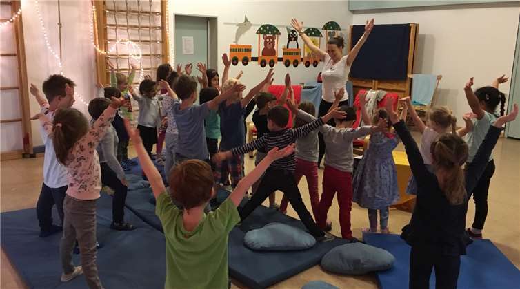 Am Ende durften die Vorschulkinder der Geschichte von Yogakatze „Brezel“ lauschen und praktischerweise mit Yogalehrerin Ewa Drexel selbst erfahren, wie gut Yoga tut.Foto: privat