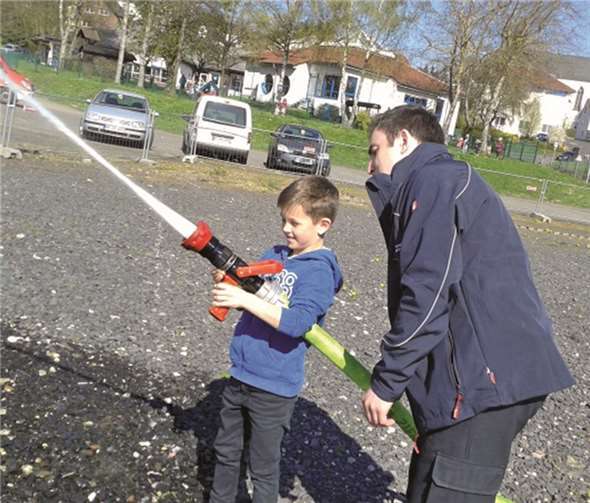 Am Ende eines spannenden Tages durften die Kinder noch mit den Feuerwehrschläuchen Wasser spritzen.privat