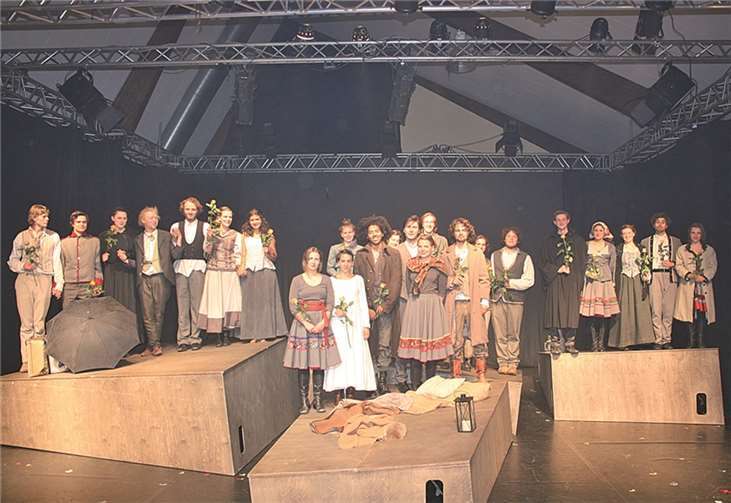 Am Ende erhielten die Darsteller Standing Ovations der Besucher und Rosen vom Veranstalter. WK