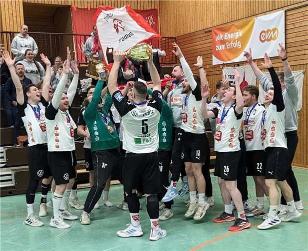 Am Ende feierten die Jungs vom HVV mit den lautstarken Fans einen verdienten Pokalsieg! Quelle: HVV