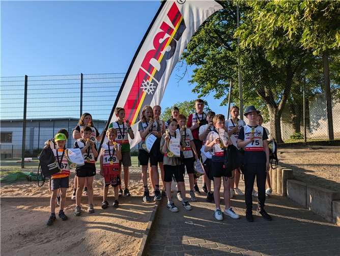 Am Ende gab es eine Urkunde mit Medaille, garniert mit einem kühlen Eis.  Foto: TV Rengsdorf