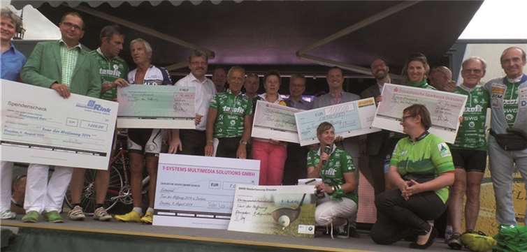 Am Ende gab es noch einmal zahlreiche Schecks, die mit zum erneuten Rekordergebnis beitrugen. Schirmherrin Petra Behle und Fahrerfeldkapitän Klaus-Peter Thaler nahmen diese mit anderen prominenten Teilnehmern entgegen, hierunter auch der 83-jährige Gustav-Adolf „Täwe“ Schur (2.v.r.).  STUKO