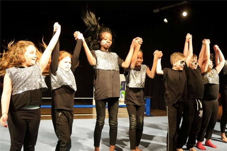 Am Ende gab es viel Applaus für die kleinen Künstler.