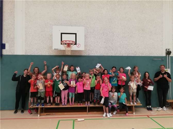 Am Ende hatten alle Teilnehmer ihre Stempelkarten erfolgreich befüllt und erhielten als Anerkennung für ihre tollen sportlichen Leistungen jeder eine Medaille mit der Aufschrift des Mottos „Das kann ich schon 2022“! Foto: privat