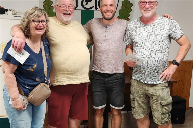Am Ende hatten alle gut Lachen. V.l.n.r.: Martina Wölwer, Walter Daniel, Turnierleiter Jan Assenmacher und Turniersieger Roland Wesche