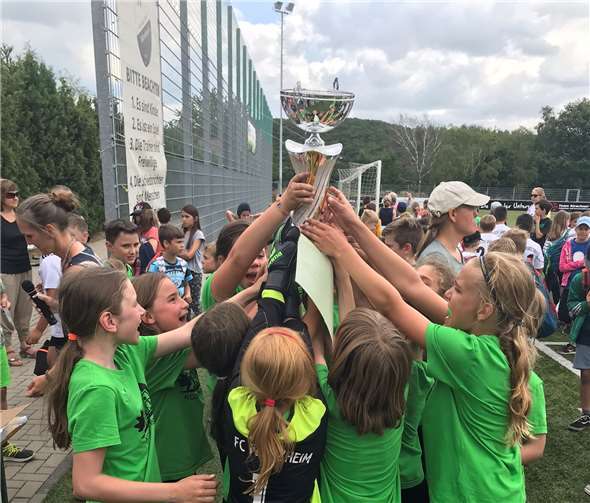 Am Ende jubelten die Flerzheimerinnen über den Siegerpokal.