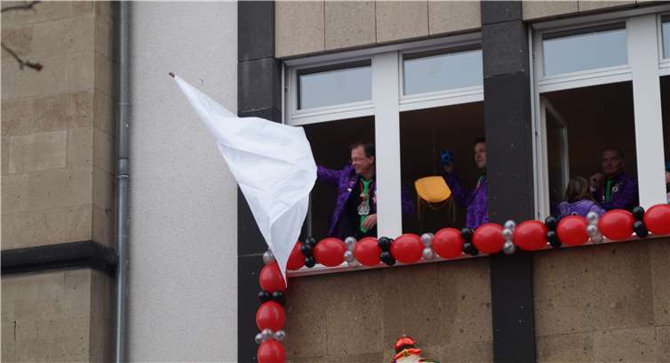 Am Ende kapitulierte der VG - Chef angesichts der alles riskierenden Entschlossenheit seiner Hoheit und Prinz Nico feierte seinen Sieg im Anschluss an die Schlacht.