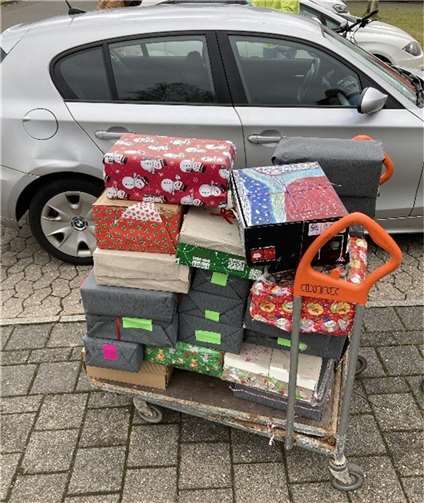 Am Ende konnte Frau Mäsgen, Mitarbeiterin der Diakonie und Koordinatorin der Flüchtlingshilfe Rheinbach, zwei gestapelte Wagenladungen liebevoll dekorierter Geschenkkartons in Empfang nehmen.Foto: privat