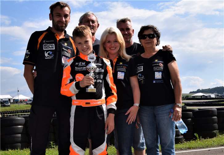 Am Ende konnte sich Enrico Förderer mit Mutter Stephanie, Onkel und Mechaniker Waldemar, Mechaniker Andy sowie den Großeltern Rosa und Philipp Förderer über einen Pokal freuen. Foto: Storm Photography