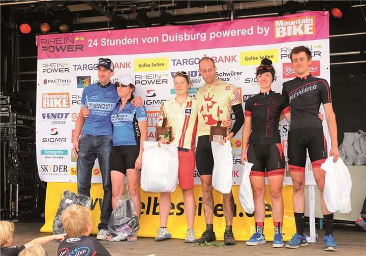 Am Ende konnten sich Markus Risse und Jana Kalbertodt (l.) über den zweiten Rang freuen. sportograf.com