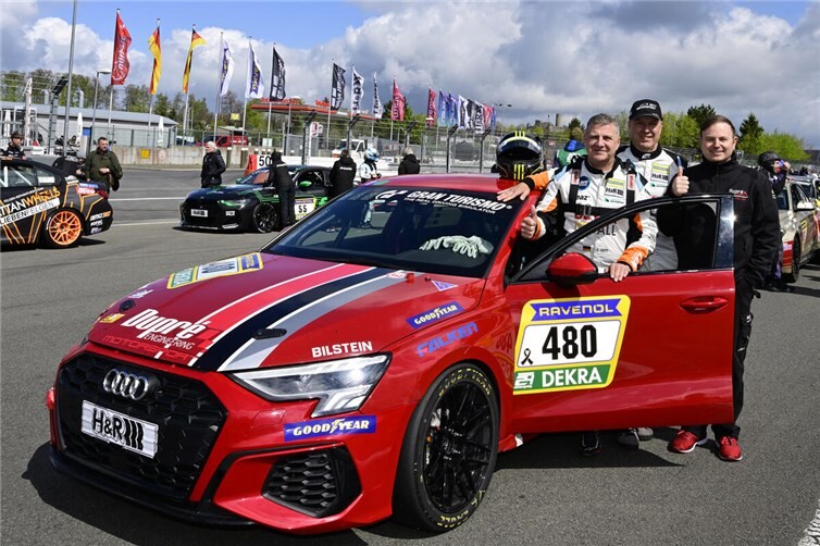 Am Ende konnten sich (v.l.) Jürgen und Joachim Nett gemeinsam mit Christoph Dupré über den ersten Klassensieg in diesem Jahr freuen.