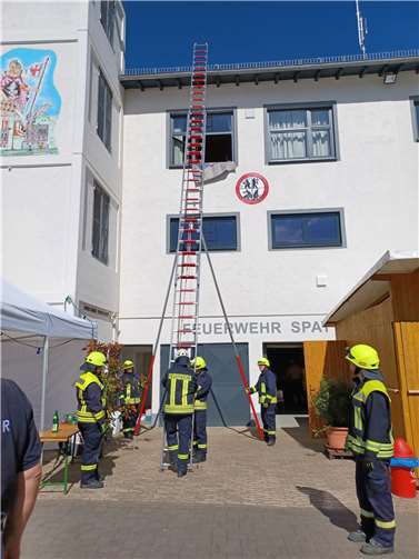 Am Ende legten die drei eine schriftliche Prüfung ab und qualifizierten sich somit zum Feuerwehrmannanwärter.