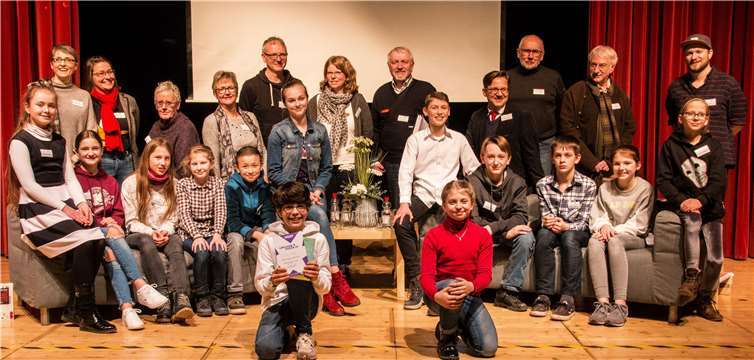 Am Ende strahlen alle und freuen sich mit dem verdienten Sieger.Fotos: Ursula Peters