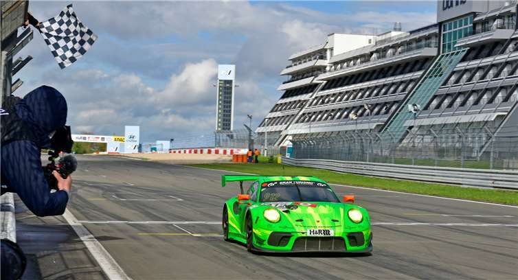 Am Ende strahlte beim Zieleinlauf des siegreichen Porsche 911 GT3 R sogar noch einmal die Sonne.