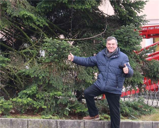 Am Ende strahlten sowohl der Baum als auch der Ortsvorsteher Gunter Windheuser über die neue Illumination.