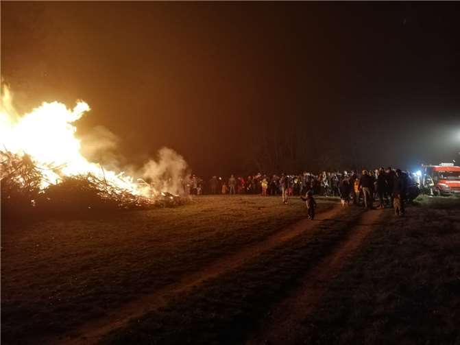 Am Ende versammelten sich alle am Martinsfeuer am Sportplatz. Foto: privat