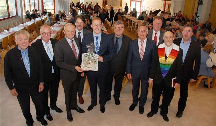 Am Ende war es eine Gemeinschaftsleistung von Orts- und Verbandsgemeinde, Kreis, Land,Planungsbüro und ausführenden Firmen: Die Beteiligten, darunter der Mainzer InnenstaatssekretärGünter Kern (4.v.r.) freuten sich über die gelungene Fertigstellung der Arbeiten. Fotos: KER