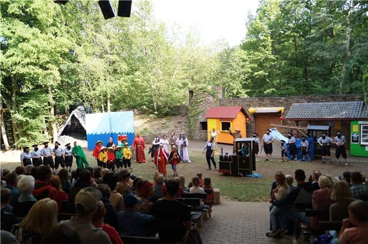 Am Ende werden alle Mitwirkenden der Freilichtbühne Schuld – es sind viele an der Zahl – vom Publikum stürmisch gefeiert.  Fotos: SCHÜ